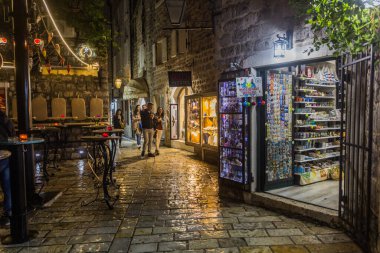 BUDVA, MONTENEGRO - 3 Haziran 2019: Budva, Karadağ 'daki eski bir şehrin akşam manzarası