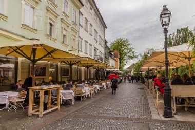 LJUBLJANA, SLOVENIA - 13 Mayıs 2019: Slovenya 'nın Ljubljana kentinde Cankaro nabrezje nehir kenarında açık hava restoranları