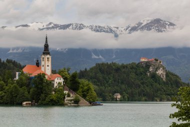 Karawanks, Slovenya 'daki Maria ve Kanlı Kale' nin Hacı Kilisesi ile birlikte Bled Gölü 'nün arkasındaki dağlık alanda.