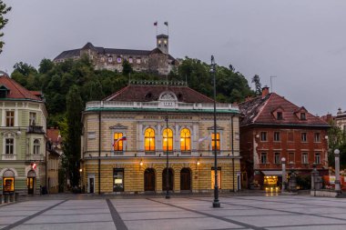 LJUBLJANA, SLOVENIA - 14 Mayıs 2019: Slovenya Filarmoni Binası Kongre Meydanı (Kongresni Trg) ve Slovenya 'daki şato