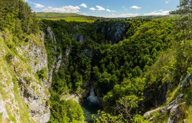 Slovenya 'daki Skocjan Mağaraları yakınlarındaki kayalık manzarası