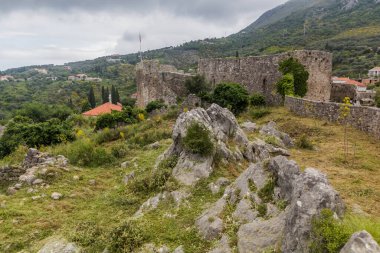 Karadağ 'daki Stari Bar antik bir yerleşim yerinin kalesi