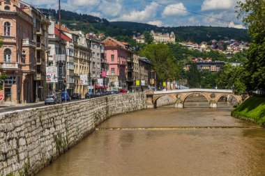 SARAJEVO, BOSNIA VE HERZEGOVINA - 11 Haziran 2019: Saraybosna 'daki Latin Köprüsü. Bosna-Hersek