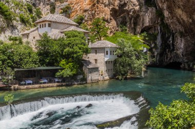 Bosna-Hersek 'in Mostar kenti yakınlarındaki Blagaj köyünde Tekija evi ve Buna Nehri