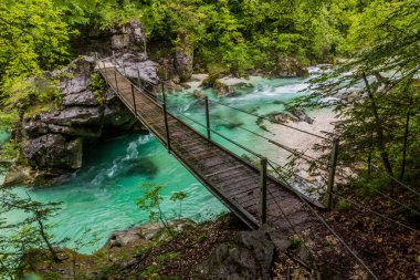 Slovenya 'nın Bovec köyü yakınlarındaki Soca Nehri üzerinde asılı köprü
