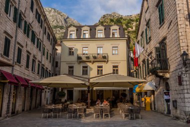 KOTOR, MONTENEGRO - 1 Haziran 2019: Karadağ 'ın Eski Kotor kentinde açık hava restoranı.