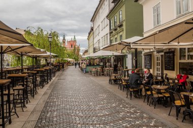 LJUBLJANA, SLOVENIA - 13 Mayıs 2019: Slovenya 'nın Ljubljana kentinde Cankaro nabrezje nehir kenarında açık hava restoranları