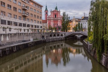 Ljubljanica Nehri ve Slovenya 'nın Ljubljana kentindeki Fransisken Kilisesi