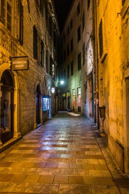 KOTOR, MONTENEGRO - 1 Haziran 2019: Karadağ 'ın Kotor kentinde akşam manzarası.