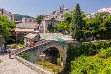 MOSTAR, BOSNIA VE HERZEGOVINA - 10 Haziran 2019: Mostar 'daki Kriva cuprija köprüsü. Bosna-Hersek