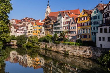 Tubingen, Almanya 'daki Neckar nehrine yansıyan evler