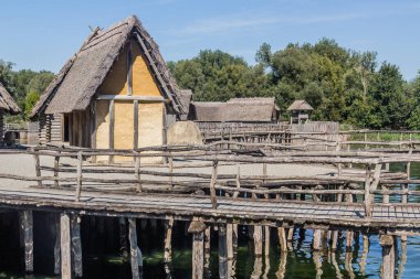 Stilt evleri (Pfahlbauten), Unteruhldingen kasabasındaki Taş ve Bronz Çağı evleri, Baden-Wurttemberg Eyaleti, Almanya