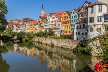 Tubingen, Almanya 'daki Neckar nehrine yansıyan evler