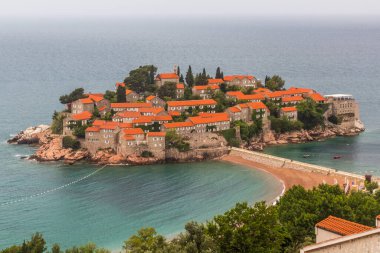 Karadağ 'ın Sveti Stefan Adası manzarası.