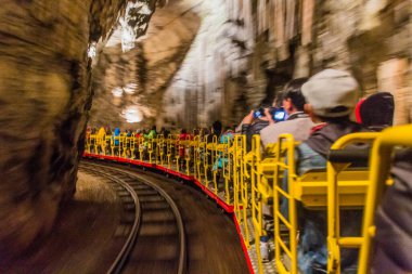 POSTOJNA, SLOVENIA - 17 Mayıs 2019: Postojna mağarasında yeraltı turizm treni