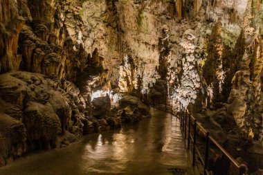 Slovenya 'daki Postojna mağarası kaya oluşumları