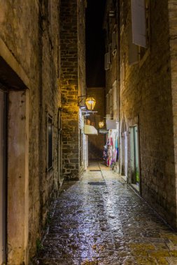 Karadağ 'ın Budva kentindeki eski bir şehrin akşam manzarası