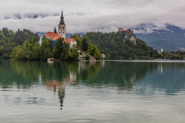 Slovenya 'nın başkenti Maria ve Bled Castle' ın Hac Kilisesi ile birlikte Bled Gölü manzarası