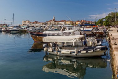 BUDVA, MONTENEGRO - 4 Haziran 2019: Budva marinasında tekneler.