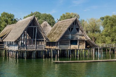 Stilt evleri (Pfahlbauten), Unteruhldingen kasabasındaki Taş ve Bronz Çağı evleri, Baden-Wurttemberg Eyaleti, Almanya