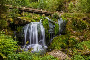 Triberg Şelalelerinden biri, Almanya 'nın Baden-Wuerttemberg bölgesindeki Kara Orman bölgesine ayak bastı.