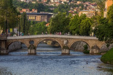 SARAJEVO, BOSNIA VE HERZEGOVINA - 12 Haziran 2019: Saraybosna 'daki Latin Köprüsü. Bosna-Hersek