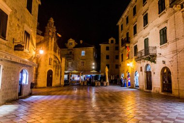 KOTOR, MONTENEGRO - 1 Haziran 2019: Karadağ 'ın Kotor kentindeki Trg Sv Luke Meydanı' nın Akşam Görüşü.