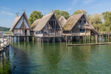 UNTERUHLDINGEN, GERMANY - 3 Eylül 2019: Stilt evleri (Pfahlbauten), Unteruhldingen kasabası, Baden-Wurttemberg, Almanya