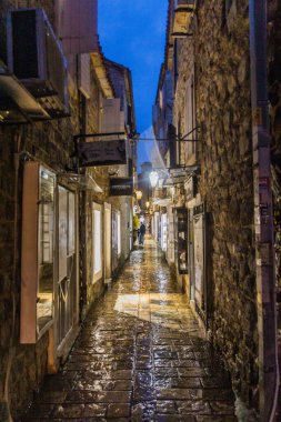 BUDVA, MONTENEGRO - 3 Haziran 2019: Budva, Karadağ 'daki eski bir kasabanın akşam manzarası