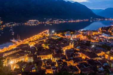 Karadağ 'ın Kotor kentinin gün batımı manzarası