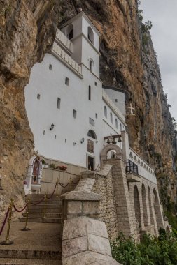 Karadağ 'daki Ostrog manastırı manzarası