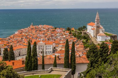 Slovenya 'nın şehir duvarlarından Piran kasabasının hava manzarası