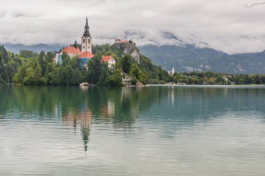Slovenya 'nın başkenti Maria ve Bled Castle' ın Hac Kilisesi ile birlikte Bled Gölü manzarası