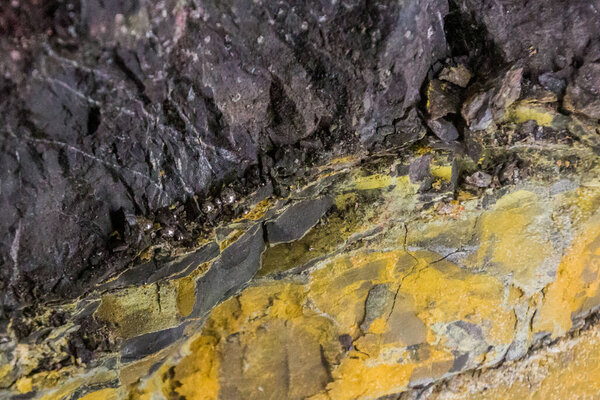 Богатый ртутью минерал в заброшенной ртутной шахте в Идрие, Словения.