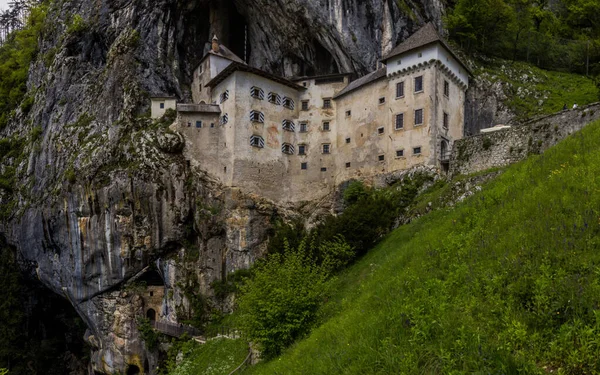 Vista Del Castillo Predjama Eslovenia —  Fotos de Stock