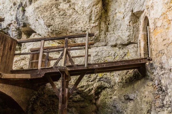 Puente Madera Castillo Predjama Eslovenia — Foto de Stock