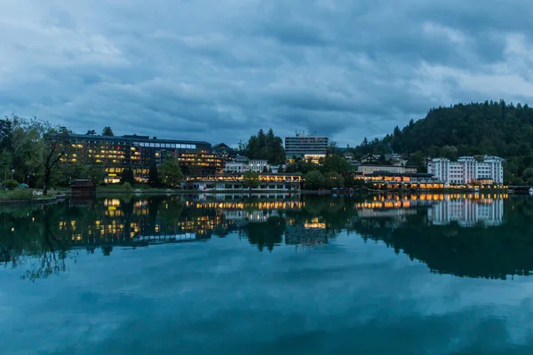 Slovenya 'nın Bled Gölü' ne yansıyan kenti