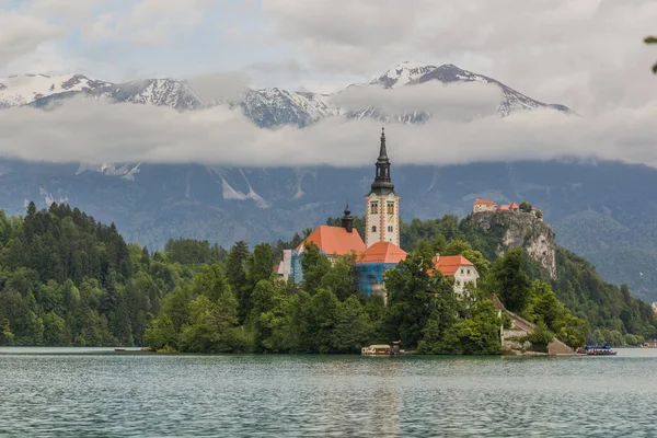 Cordillera Karawanks Detrás Del Lago Bled Con Iglesia Peregrina Asunción — Foto de Stock