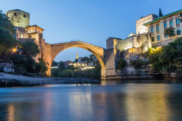 莫斯塔尔最古老的桥和古老的石头建筑的夜景 波斯尼亚和黑塞哥维那 — 图库照片