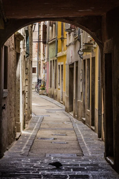 スロベニアのピランの町に路地 — ストック写真