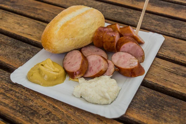 Straatvoedsel Ljubljana Slovenië Kranjska Klobasa Worst Met Brood Mosterd Mierikswortel — Stockfoto