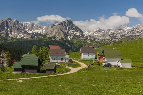 Casas Del Pueblo Zabljak Picos Las Montañas Durmitor Montenegro —  Fotos de Stock