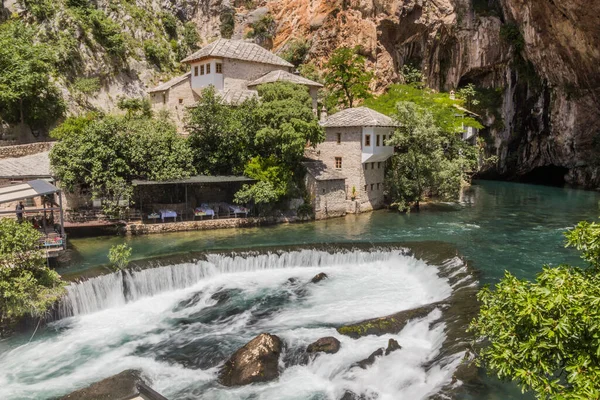 Bosna-Hersek 'in Mostar kenti yakınlarındaki Blagaj köyünde Tekija evi ve Buna Nehri