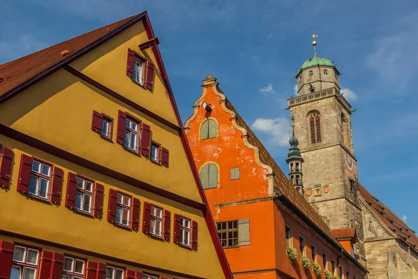 德国巴伐利亚州丁格尔斯布尔的中世纪住房和圣乔治教堂塔 — 图库照片