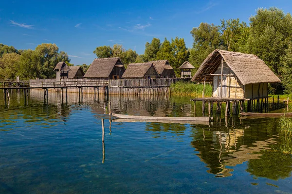  Stilt evleri (Pfahlbauten), Unteruhldingen kasabasındaki Taş ve Bronz Çağı evleri, Baden-Wurttemberg Eyaleti, Almanya
