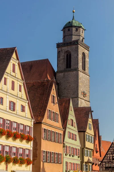中世の家屋とドイツ バイエルン州ディンケルスブールの聖ゲオルク教会塔 — ストック写真