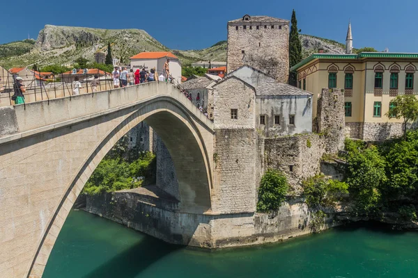 Mostar Bosnia Herzegovina Června 2019 Člověk Chystá Skočit Starého Mostu — Stock fotografie