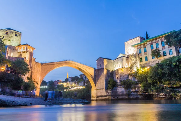 莫斯塔尔最古老的桥和古老的石头建筑的夜景 波斯尼亚和黑塞哥维那 — 图库照片