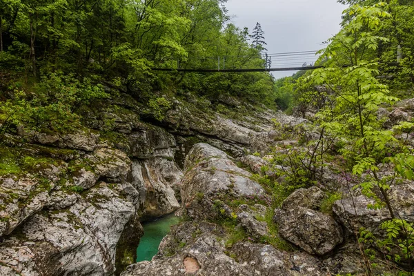Puente Colgante Sobre Río Soca Cerca Del Pueblo Bovec Eslovenia —  Fotos de Stock