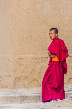 XIAHE, ÇİN - 24 AĞUSTOS 2018: Xiahe kasabasındaki Budist keşiş, Gansu, Çin
